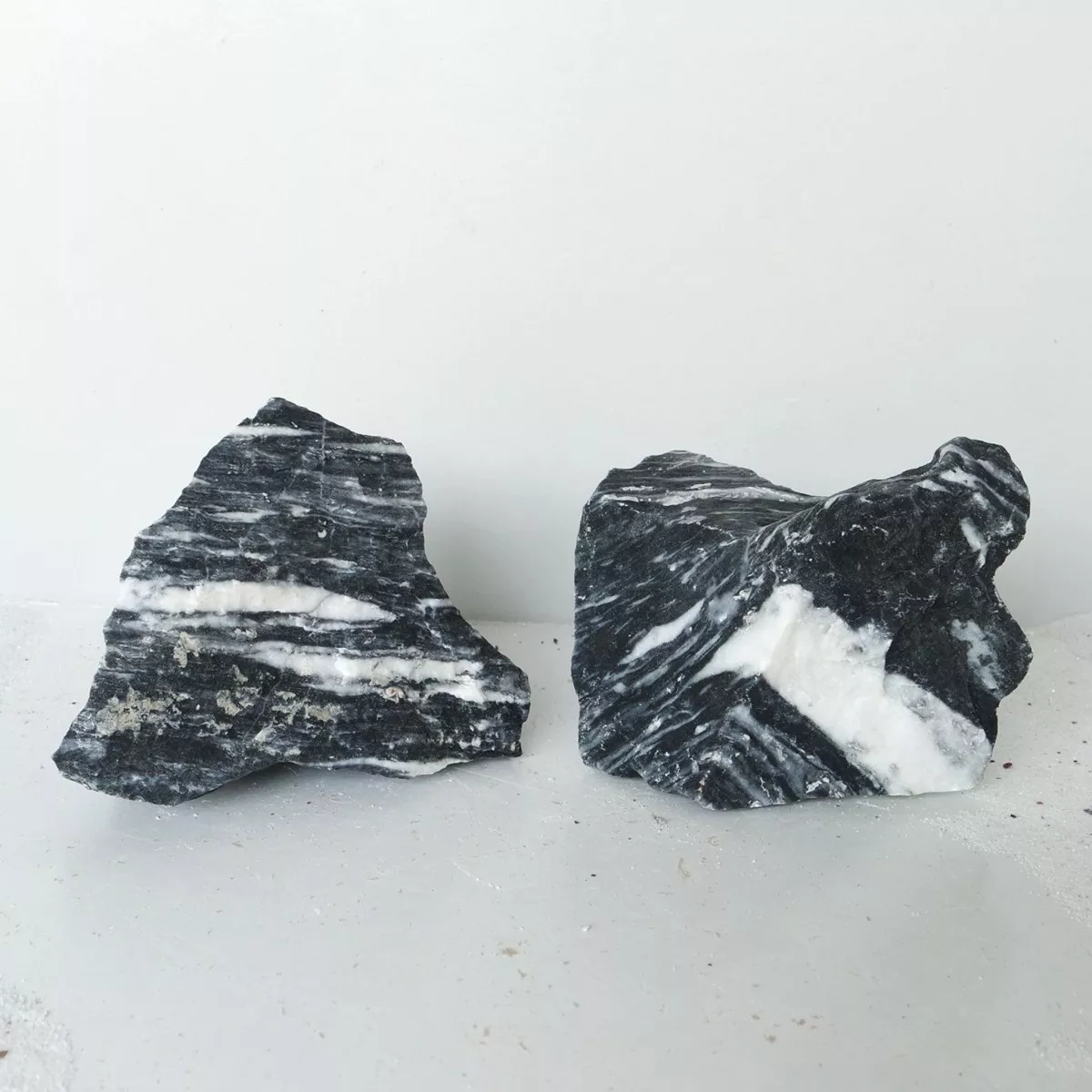 Black & White Aurum Rock Medium, 18-23 cm / box